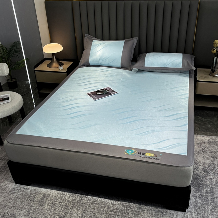 91家纺网 家纺一手货源 找家纺 阿亮家居 2025新款凉席冰丝席三明治宽包边刺绣款粗冰丝凉席柔美灰（床笠款）