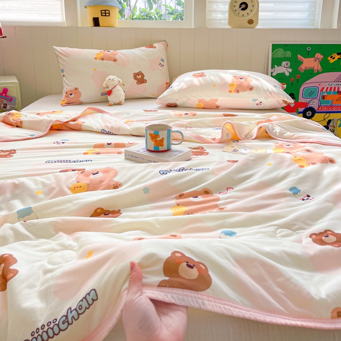 91家纺网 家纺一手货源 找家纺 金爱家2025新款A类高品质正版授权miiiiichan可爱卡通狗狗白熊女孩牛奶丝针织棉夏被 针织棉miiiiichan-牛奶棕熊