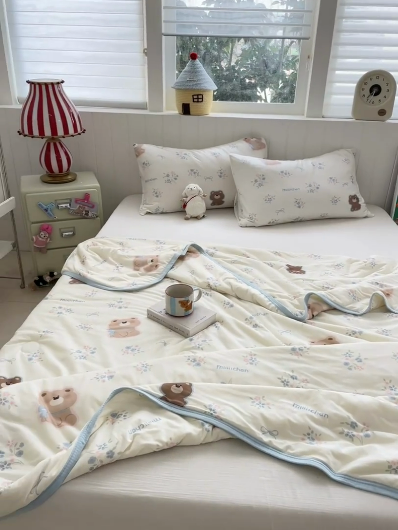 91家纺网 家纺一手货源 找家纺 金爱家2025新款A类高品质正版授权miiiiichan可爱卡通狗狗白熊女孩牛奶丝针织棉夏被 针织棉miiiiichan-花花熊君