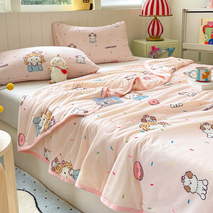 91家纺网 家纺一手货源 找家纺 金爱家2025新款A类高品质正版授权miiiiichan可爱卡通狗狗白熊女孩牛奶丝针织棉夏被 针织棉miiiiichan-甜甜女孩