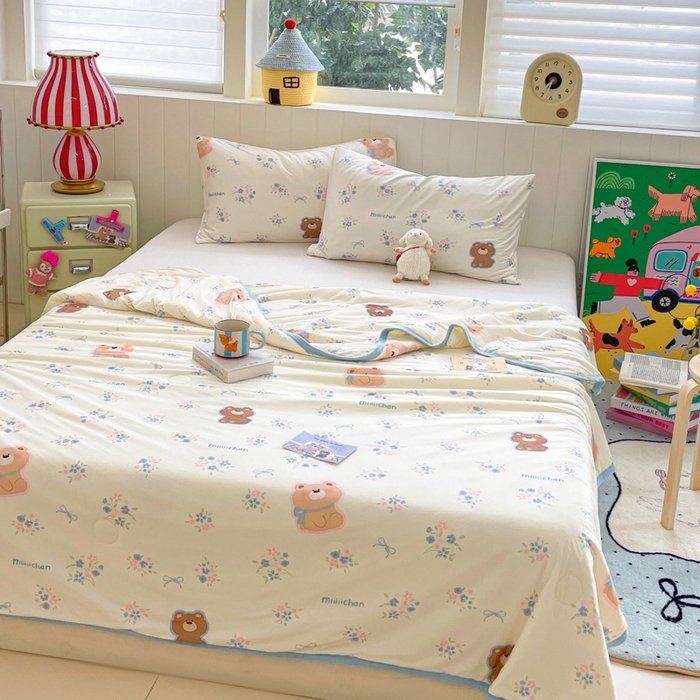 91家纺网 家纺一手货源 找家纺 金爱家2025新款A类高品质正版授权miiiiichan可爱卡通狗狗白熊女孩牛奶丝针织棉夏被 针织棉miiiiichan-花花熊君