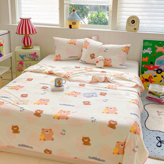 91家纺网 家纺一手货源 找家纺 金爱家2025新款A类高品质正版授权miiiiichan可爱卡通狗狗白熊女孩牛奶丝针织棉夏被 针织棉miiiiichan-牛奶棕熊