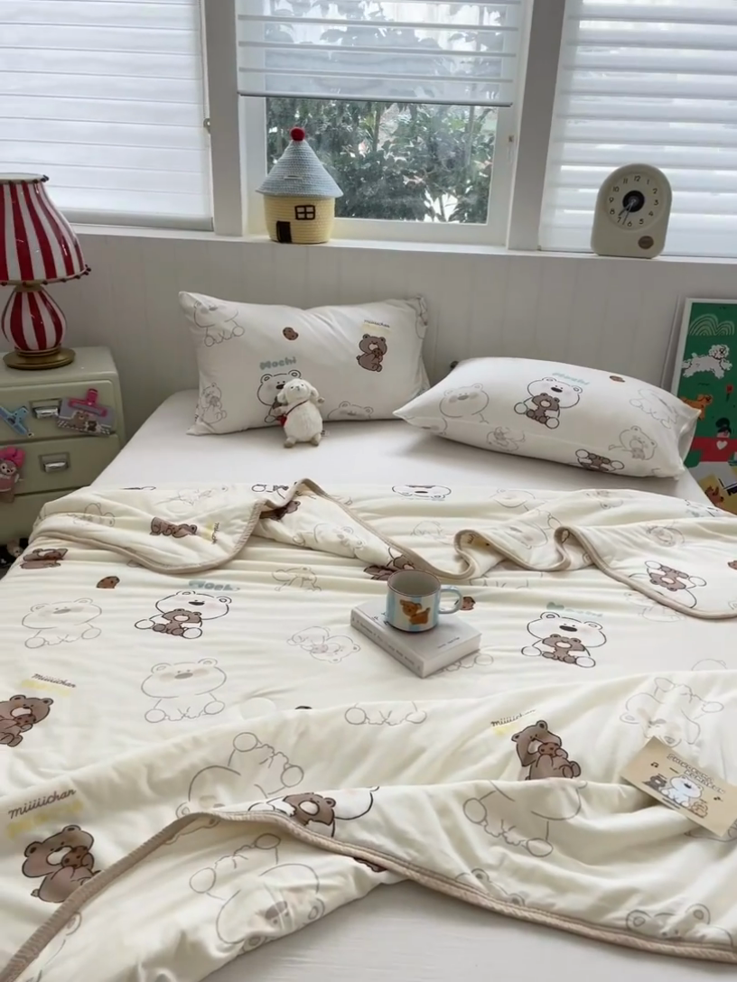 91家纺网 家纺一手货源 找家纺 金爱家2025新款A类高品质正版授权miiiiichan可爱卡通狗狗白熊女孩牛奶丝针织棉夏被 针织棉miiiiichan-奶咖棕熊