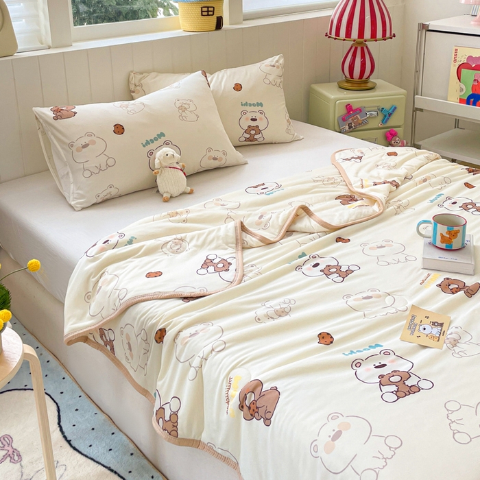 91家纺网 家纺一手货源 找家纺 金爱家2025新款A类高品质正版授权miiiiichan可爱卡通狗狗白熊女孩牛奶丝针织棉夏被 针织棉miiiiichan-奶咖棕熊