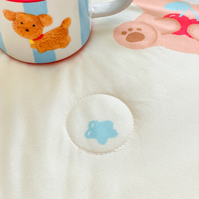 91家纺网 家纺一手货源 找家纺 金爱家2025新款A类高品质正版授权miiiiichan可爱卡通狗狗白熊女孩牛奶丝针织棉夏被 针织棉miiiiichan-A甜甜棕