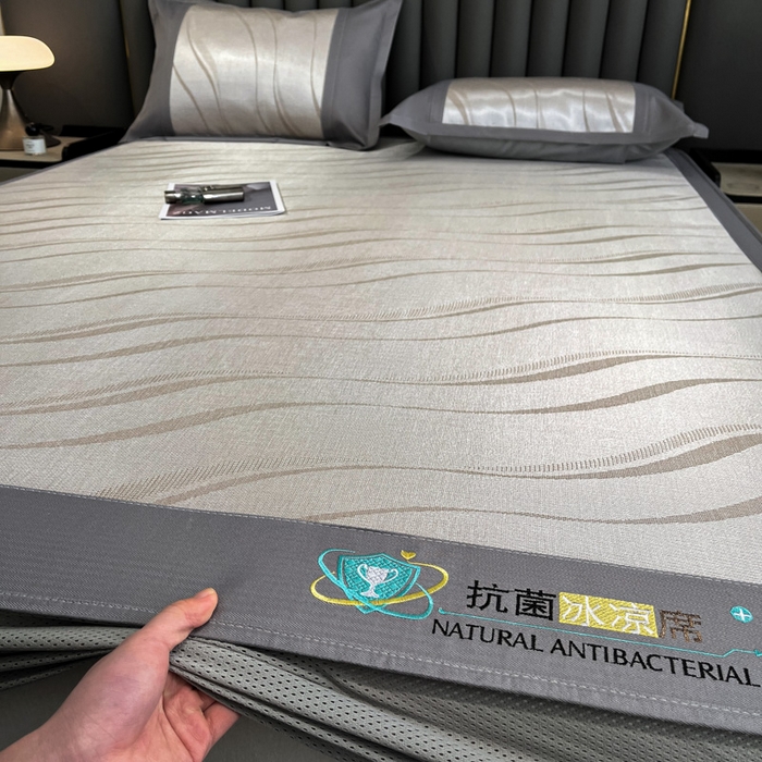 91家纺网 家纺一手货源 找家纺 阿亮家居 2025新款凉席冰丝席三明治宽包边刺绣款粗冰丝凉席柔美咖（床笠款）