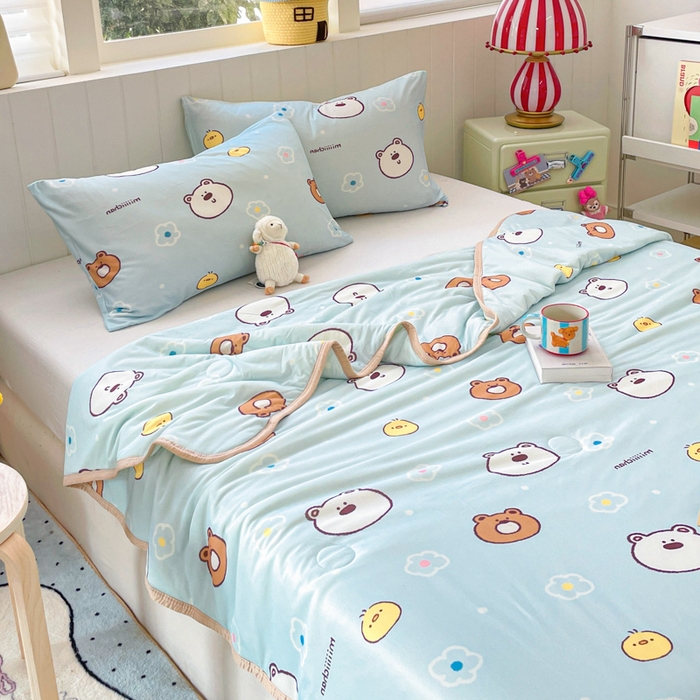 91家纺网 家纺一手货源 找家纺 金爱家2025新款A类高品质正版授权miiiiichan可爱卡通狗狗白熊女孩牛奶丝针织棉夏被 针织棉miiiiichan-开心白熊