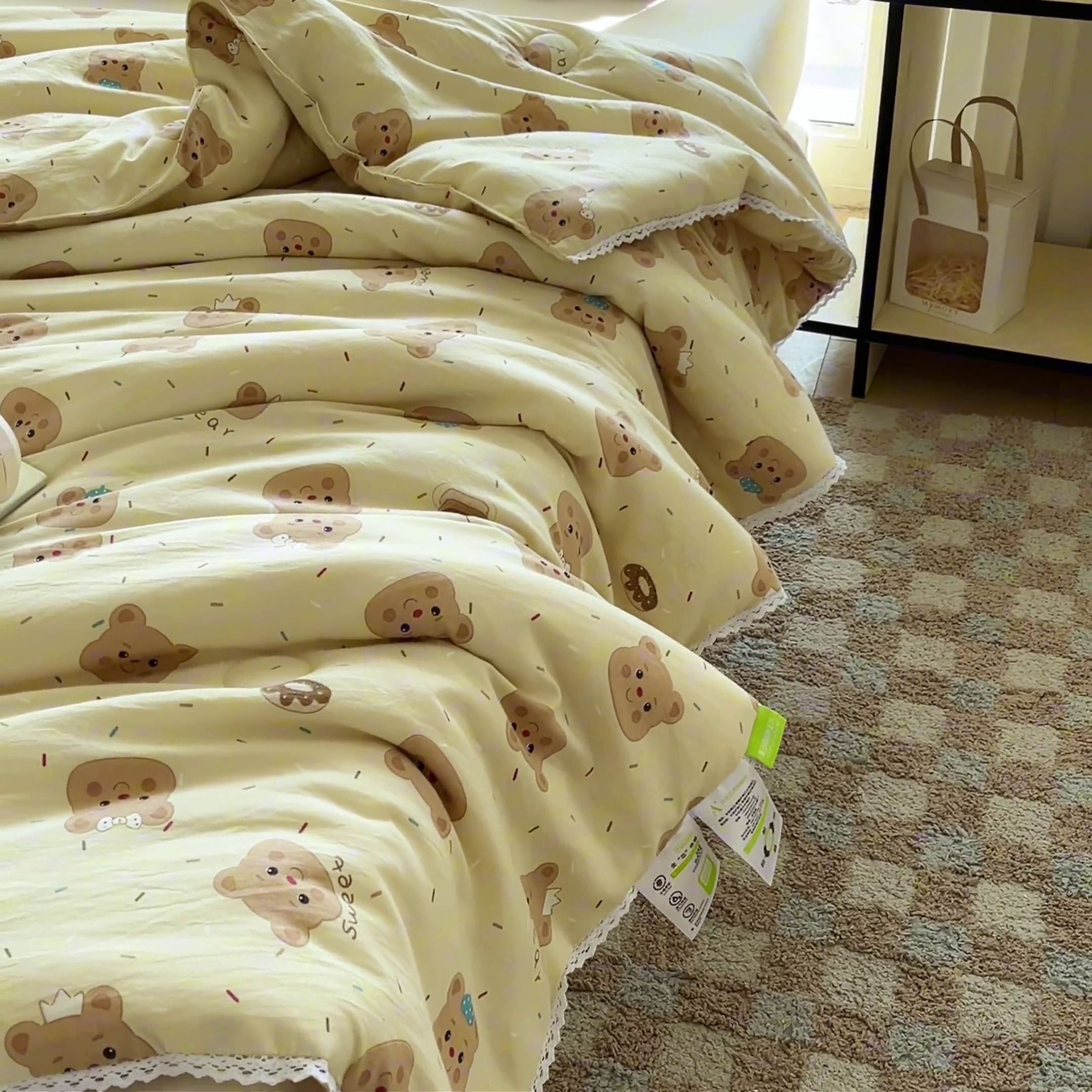 91家纺网 家纺一手货源 找家纺 创优  2025新款有氧双层纱小清新印花小花边夏被夏凉被可机洗空调被子被芯 黄油小熊