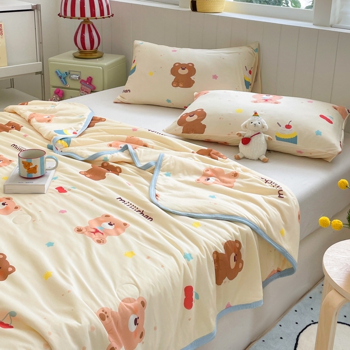 91家纺网 家纺一手货源 找家纺 金爱家2025新款A类高品质正版授权miiiiichan可爱卡通狗狗白熊女孩牛奶丝针织棉夏被 针织棉miiiiichan-A甜甜棕