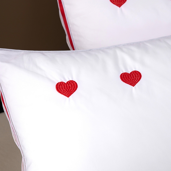 91家纺网 家纺一手货源 找家纺 枕之坊 2025新款婚庆羽丝枕枕头枕芯 心心相印