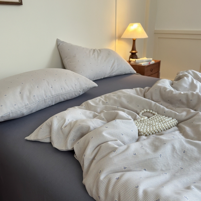 91家纺网 家纺一手货源 找家纺 亿梵家居 2025新款A类母婴级有氧全棉纯棉双层纱纯棉印花四件套-床拍图简单爱