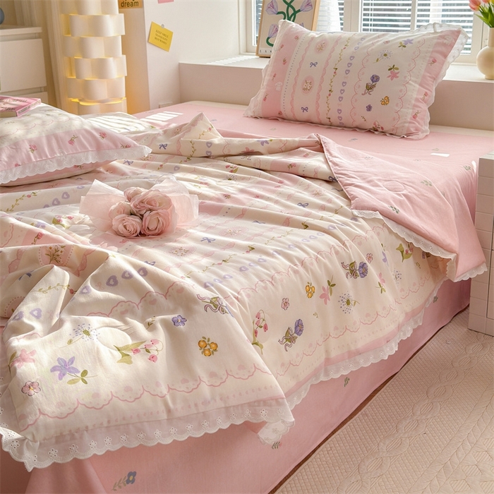 91家纺网 家纺一手货源 找家纺 2025新款全棉花边大豆夏被四件套 花朵兔兔