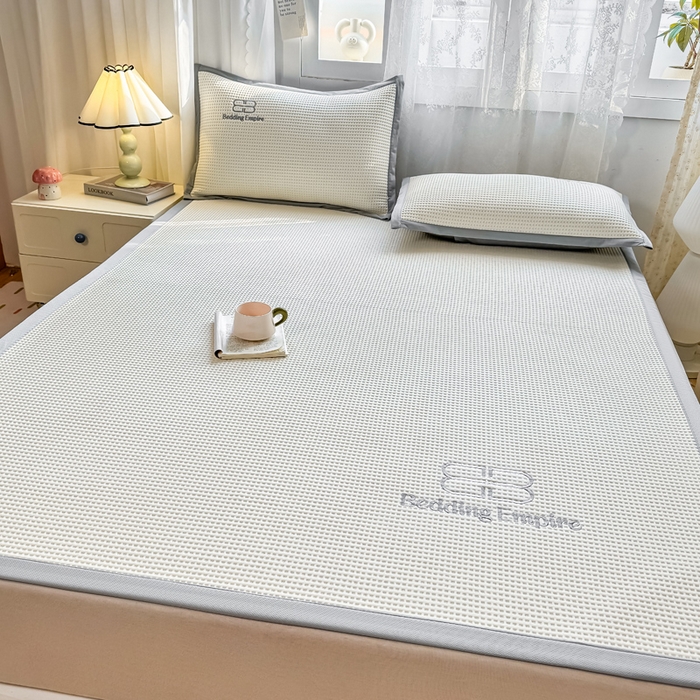 91家纺网 家纺一手货源 找家纺 2025年新款乙纶华夫格刺绣熊猫漫野冰豆豆系列 珍珠白-床席款