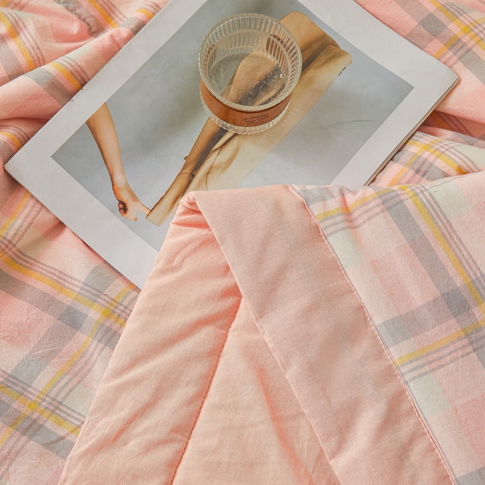 91家纺网 家纺一手货源 找家纺 伊人坊 2025新款A类无印风水洗棉新疆棉花夏被 简兮-粉