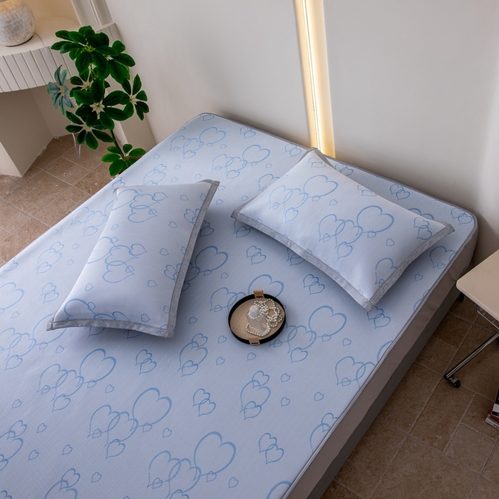 91家纺网 家纺一手货源 找家纺 凌云家纺  2025新款提花凉感冰丝席床笠款三明治凉席三件套 心海-蓝