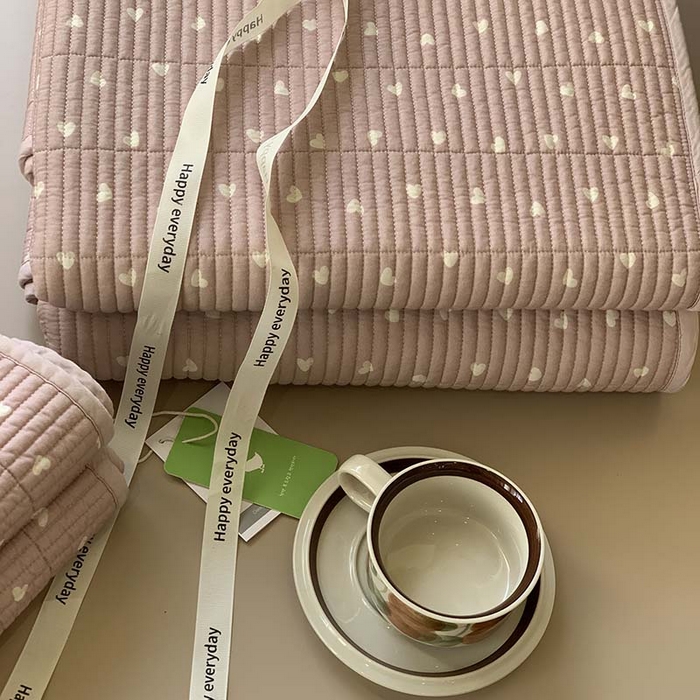 91家纺网 家纺一手货源 找家纺 汇庭 2025新款蔓莎床盖三件套系列-实拍 小爱心粉