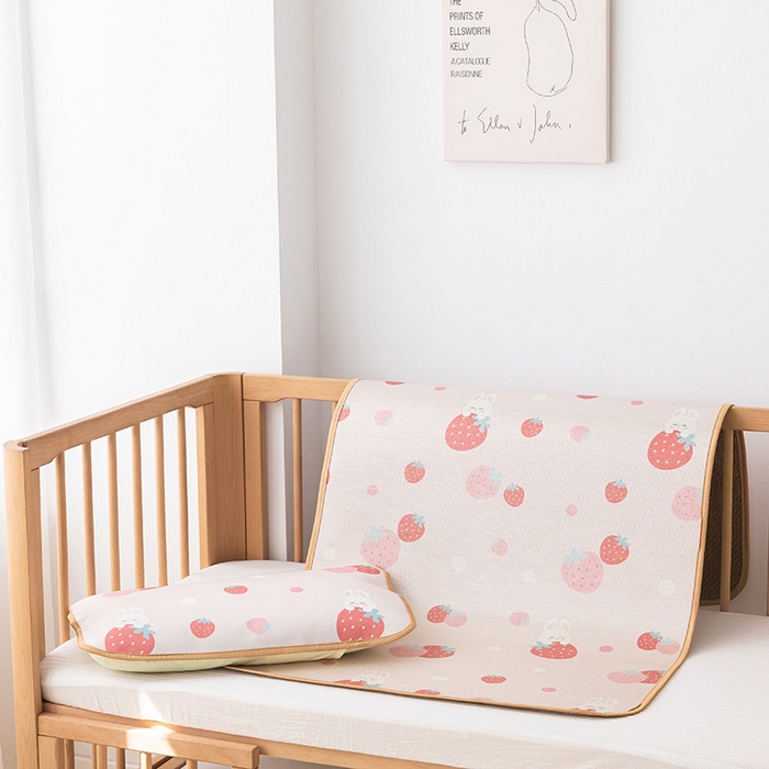 91家纺网 家纺一手货源 找家纺 嗨生活 2025新款古藤席冰丝席双面可用儿童凉席幼儿园凉席双面凉感 清凉熟睡凉席 草莓兔