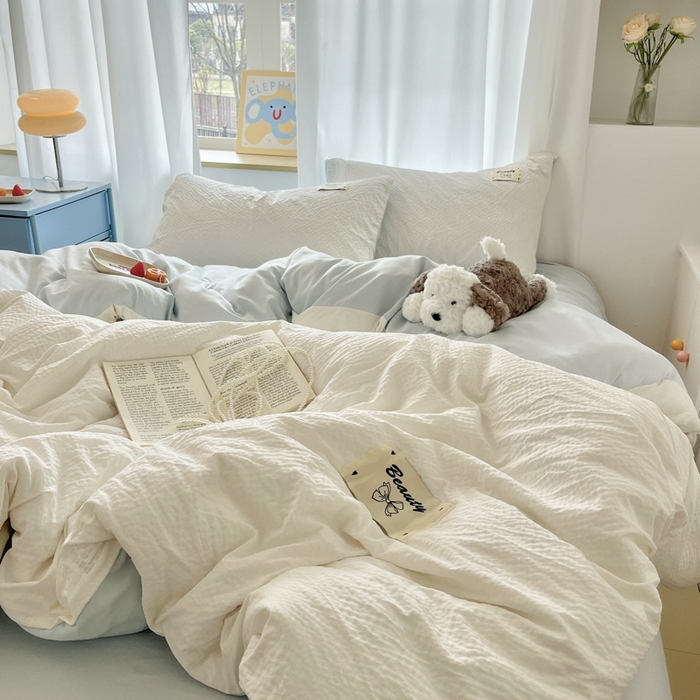 91家纺网 家纺一手货源 找家纺 桃心家居 2025新款A类韩系亲肤软糯甜格泡泡水洗棉撞色奶呼呼织标蝴蝶少女四件套 泡泡水洗棉-甜格奶白蓝