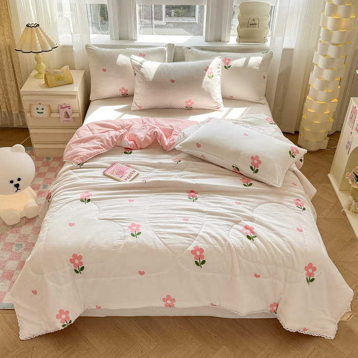 91家纺网 家纺一手货源 找家纺 慕尚家纺 2025新款水洗棉花边工艺羽丝棉卡通系列夏被 花儿朵朵