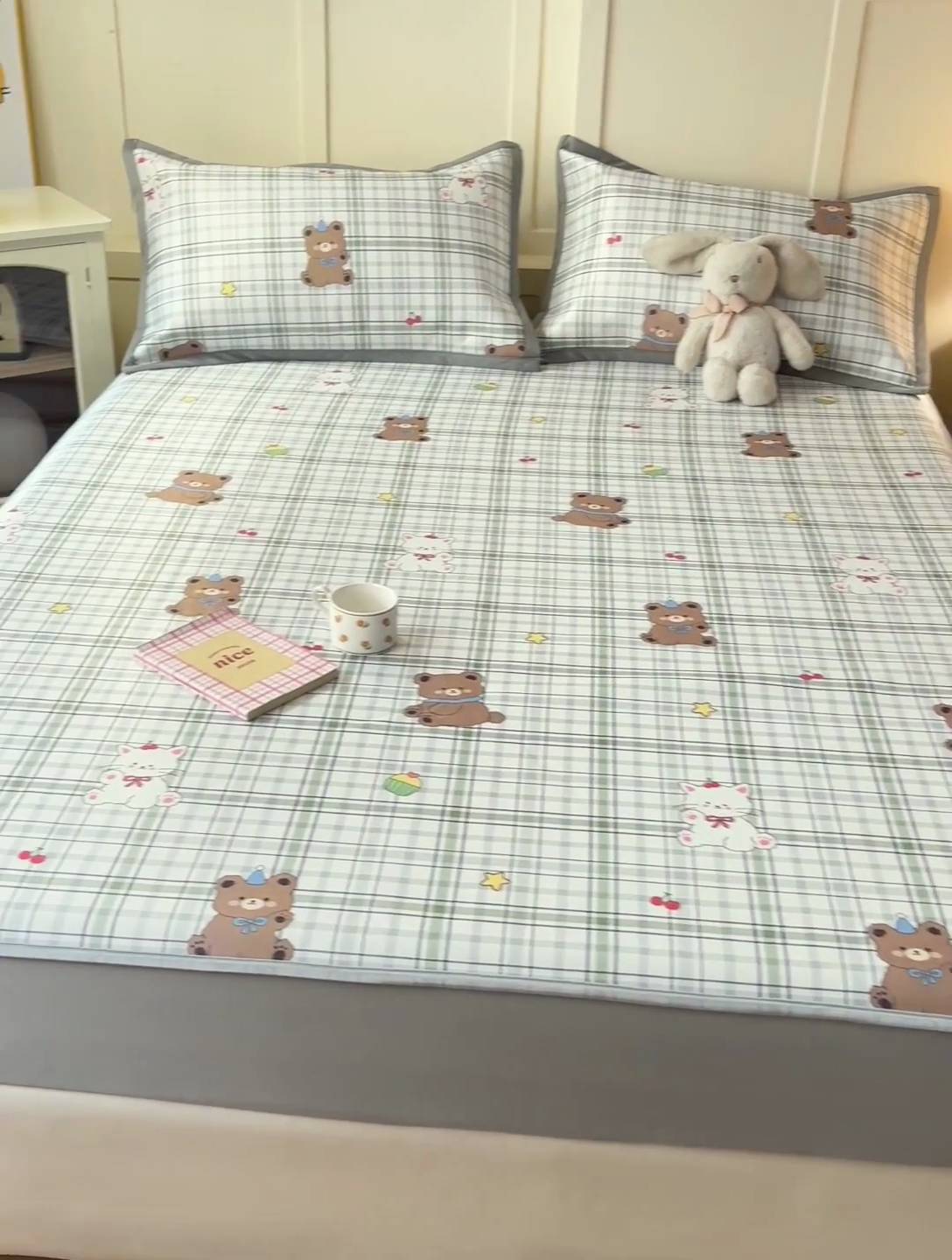 91家纺网 家纺一手货源 找家纺 富馨莱 2025新款床笠款冰藤印花凉席A类抗菌冰丝席支持定制尺寸 格子熊