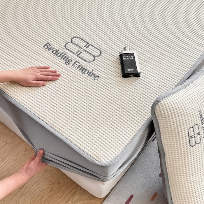 91家纺网 家纺一手货源 找家纺 2025年新款乙纶华夫格刺绣熊猫漫野冰豆豆系列 珍珠白-床笠款