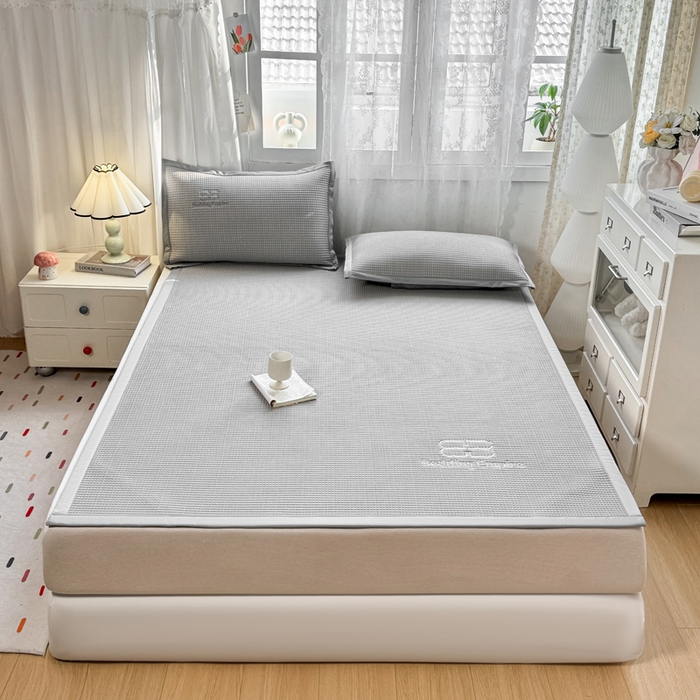 91家纺网 家纺一手货源 找家纺 2025年新款乙纶华夫格刺绣熊猫漫野冰豆豆系列 山灰-床席款