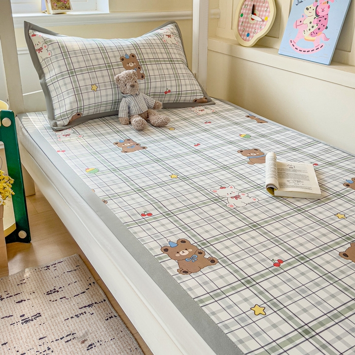 91家纺网 家纺一手货源 找家纺 富馨莱 2025新款学生平铺款冰藤印花凉席A类抗菌冰丝席支持定制尺寸 格子熊