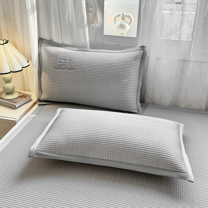 91家纺网 家纺一手货源 找家纺 2025年新款乙纶华夫格刺绣熊猫漫野冰豆豆系列 山灰-床席款