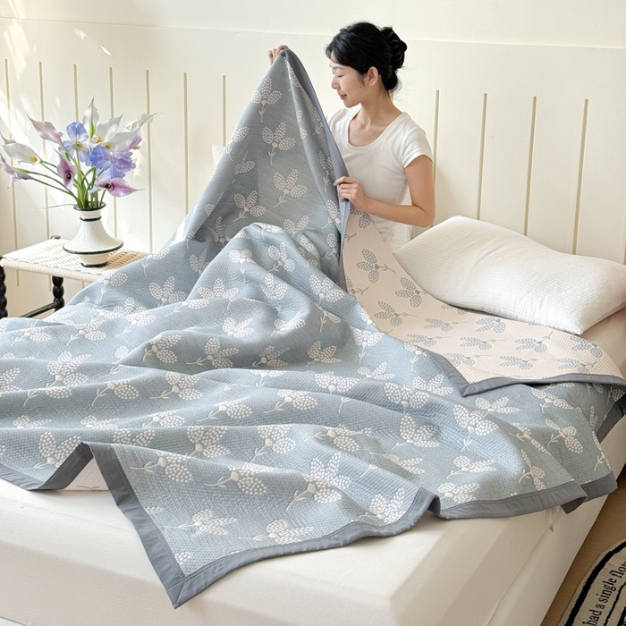 91家纺网 家纺一手货源 找家纺 2025新款A类纯棉针织三层纱提花多功能毯 蓝色-麦浪