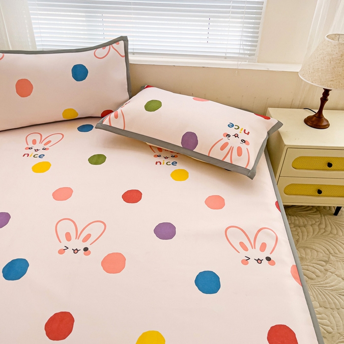 91家纺网 家纺一手货源 找家纺 富馨莱 2025新款平铺款冰藤印花凉席A类抗菌冰丝席支持定制尺寸 圆点兔兔