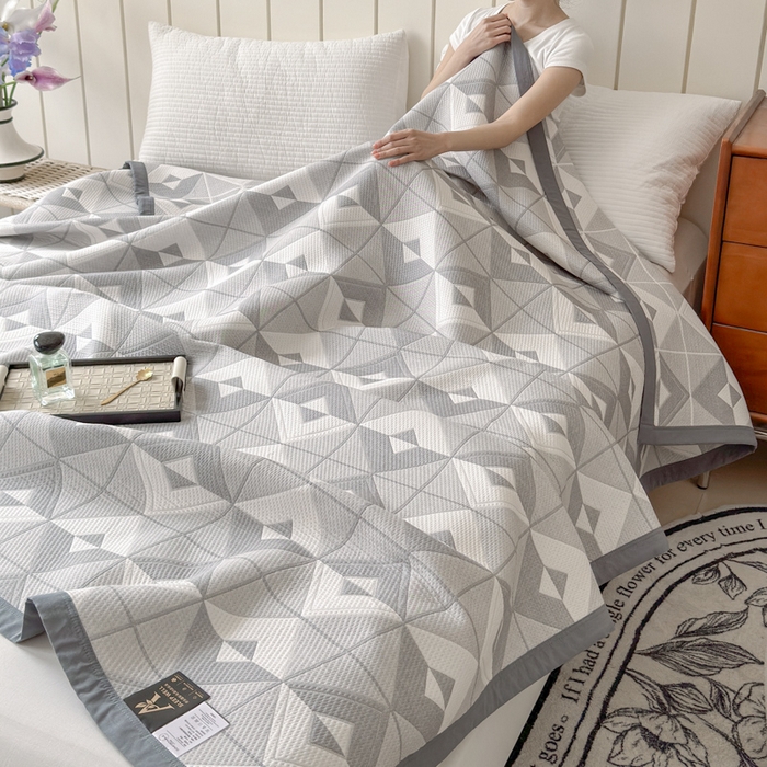 91家纺网 家纺一手货源 找家纺 2025新款A类纯棉针织三层纱提花多功能毯 灰色-菱形