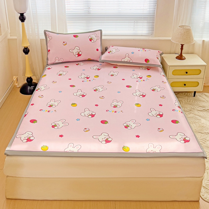 91家纺网 家纺一手货源 找家纺 富馨莱 2025新款平铺款冰藤印花凉席A类抗菌冰丝席支持定制尺寸 甜心兔