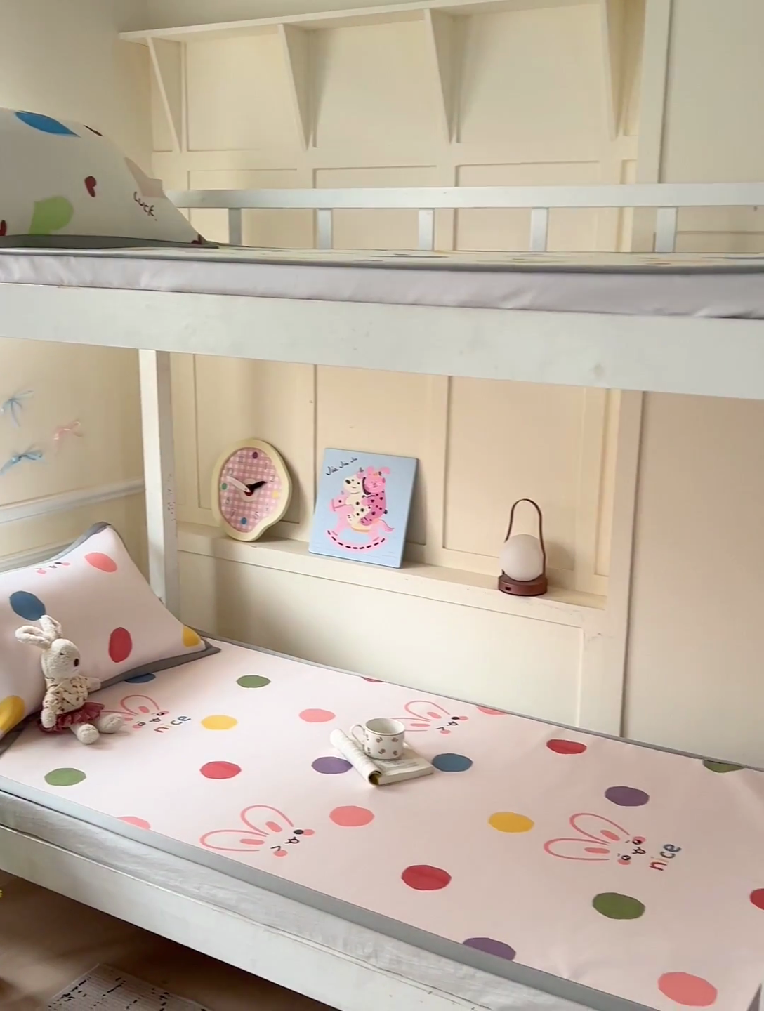 91家纺网 家纺一手货源 找家纺 富馨莱 2025新款学生平铺款冰藤印花凉席A类抗菌冰丝席支持定制尺寸 圆点兔兔