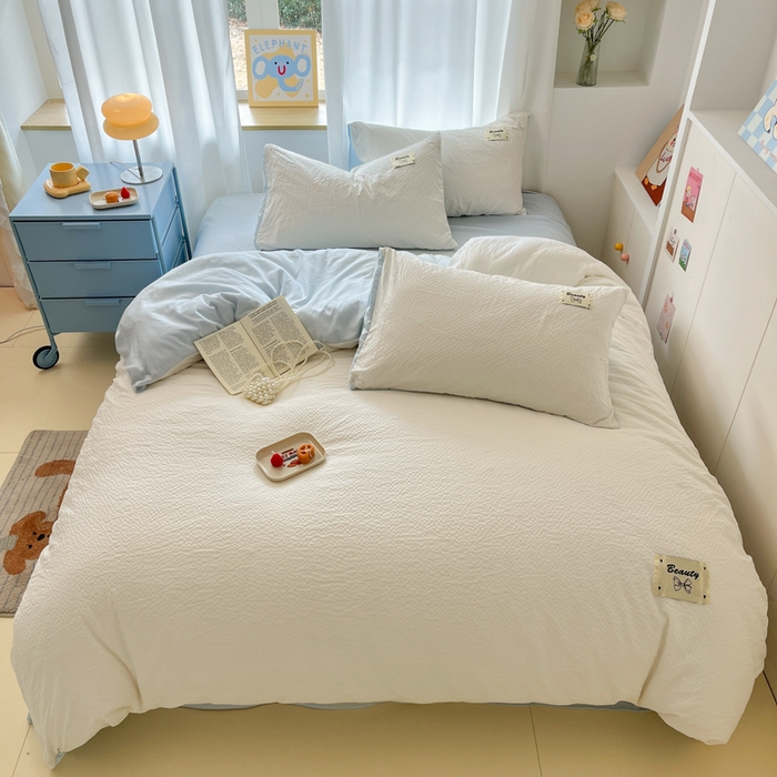 91家纺网 家纺一手货源 找家纺 桃心家居 2025新款A类韩系亲肤软糯甜格泡泡水洗棉撞色奶呼呼织标蝴蝶少女四件套 泡泡水洗棉-甜格奶白蓝