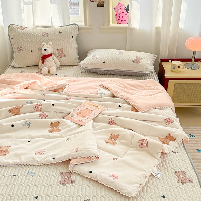 91家纺网 家纺一手货源 找家纺 慕尚家纺  2025春夏新款乳胶凉席水洗棉夏被夏凉被空调被三件套四件套 甜品小熊