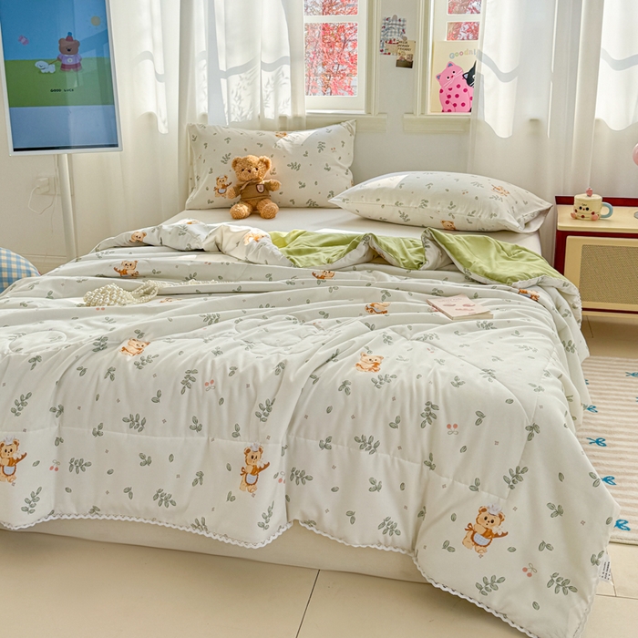 91家纺网 家纺一手货源 找家纺 慕尚家纺 2025新款水洗棉花边工艺羽丝棉卡通系列夏被 邻家小熊