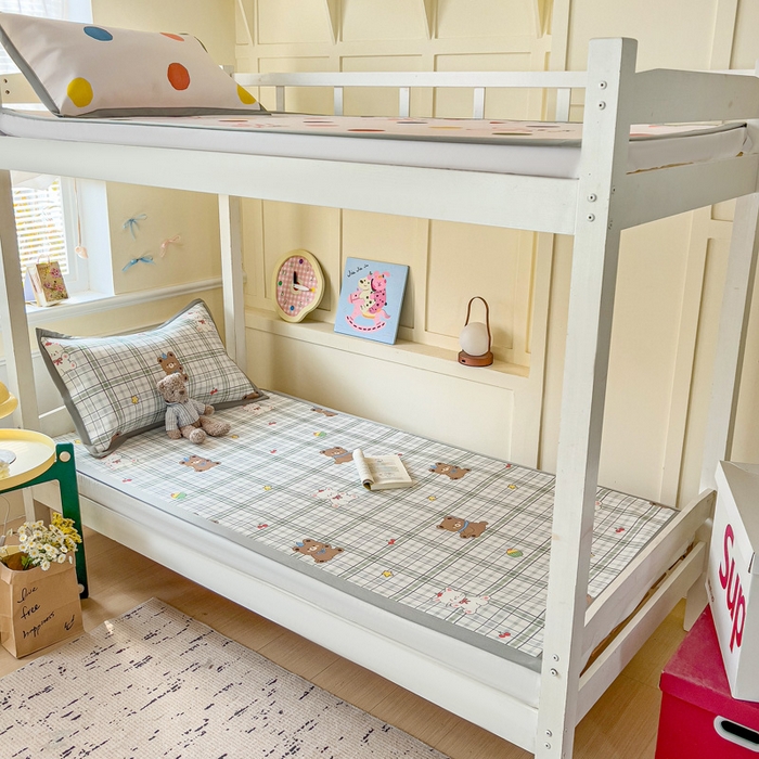 91家纺网 家纺一手货源 找家纺 富馨莱 2025新款学生平铺款冰藤印花凉席A类抗菌冰丝席支持定制尺寸 格子熊