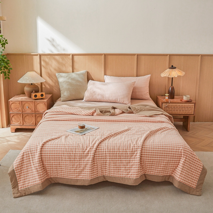 91家纺网 家纺一手货源 找家纺 伊人坊 2025新款A类无印风水洗棉新疆棉花夏被 粉小格