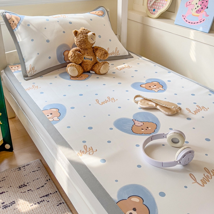 91家纺网 家纺一手货源 找家纺 富馨莱 2025新款学生平铺款冰藤印花凉席A类抗菌冰丝席支持定制尺寸 爱心小熊