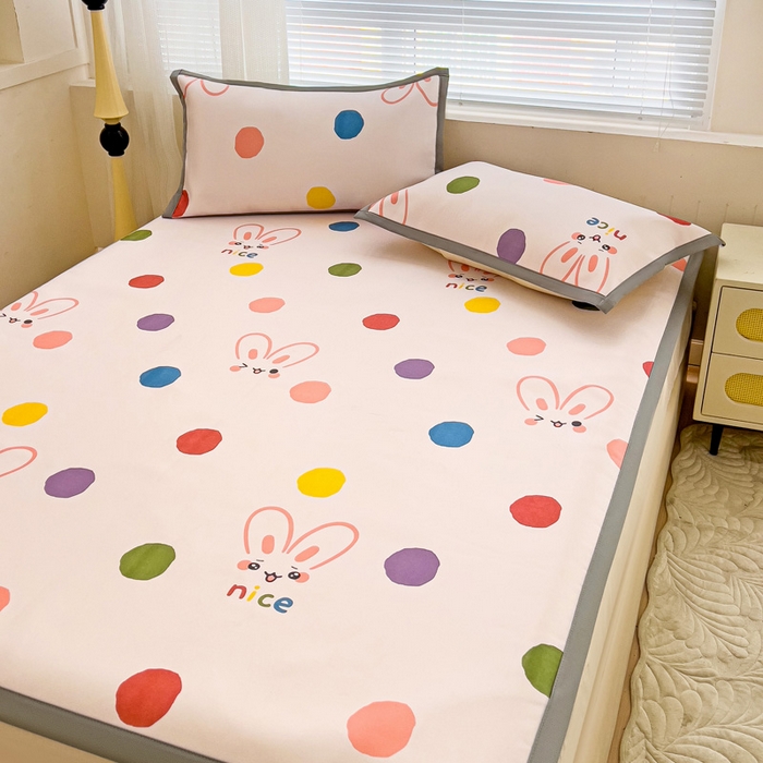 91家纺网 家纺一手货源 找家纺 富馨莱 2025新款平铺款冰藤印花凉席A类抗菌冰丝席支持定制尺寸 圆点兔兔