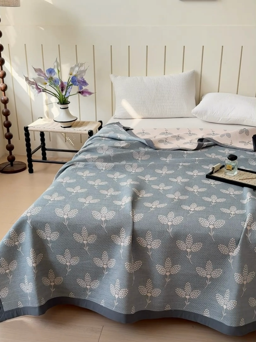 91家纺网 家纺一手货源 找家纺 2025新款A类纯棉针织三层纱提花多功能毯 蓝色-麦浪