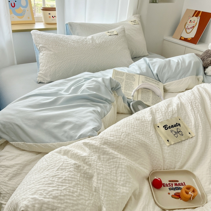 91家纺网 家纺一手货源 找家纺 桃心家居 2025新款A类韩系亲肤软糯甜格泡泡水洗棉撞色奶呼呼织标蝴蝶少女四件套 泡泡水洗棉-甜格奶白蓝