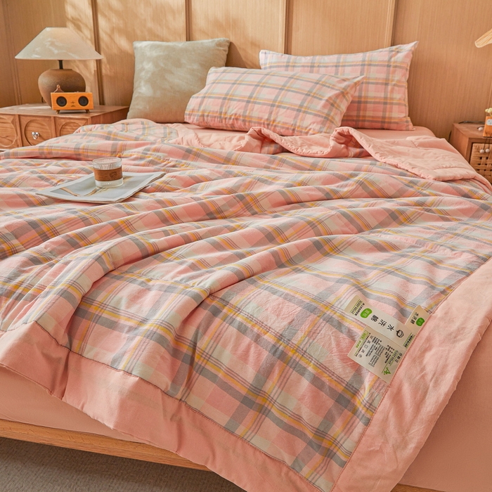 91家纺网 家纺一手货源 找家纺 伊人坊 2025新款A类无印风水洗棉新疆棉花夏被 简兮-粉