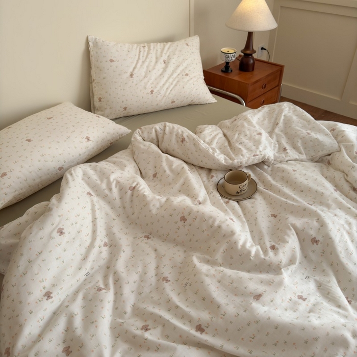 91家纺网 家纺一手货源 找家纺 曲之慕2025新款A类母婴级有氧全棉纯棉双层纱印花四件套 田园小熊-黄