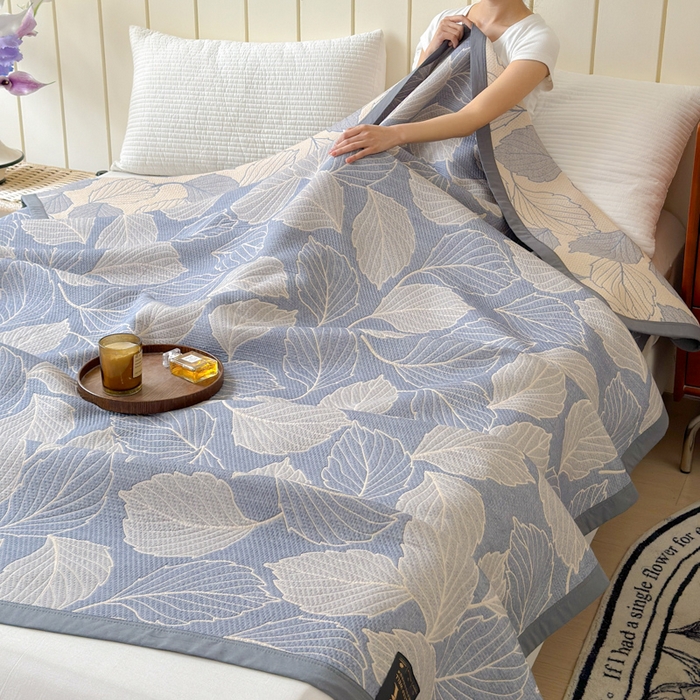 91家纺网 家纺一手货源 找家纺 2025新款A类纯棉针织三层纱提花多功能毯 蓝色-桑叶