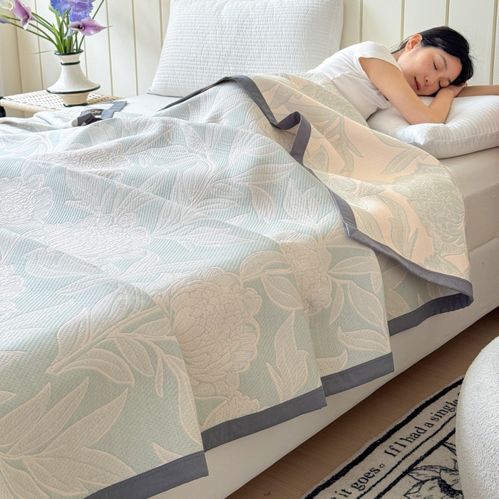 91家纺网 家纺一手货源 找家纺 2025新款A类纯棉针织三层纱提花多功能毯 青色-花叶