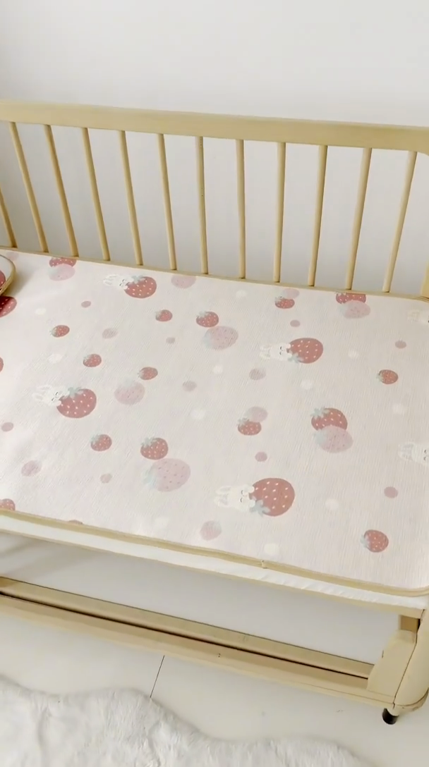 91家纺网 家纺一手货源 找家纺 嗨生活 2025新款古藤席冰丝席双面可用儿童凉席幼儿园凉席双面凉感 清凉熟睡凉席 草莓兔