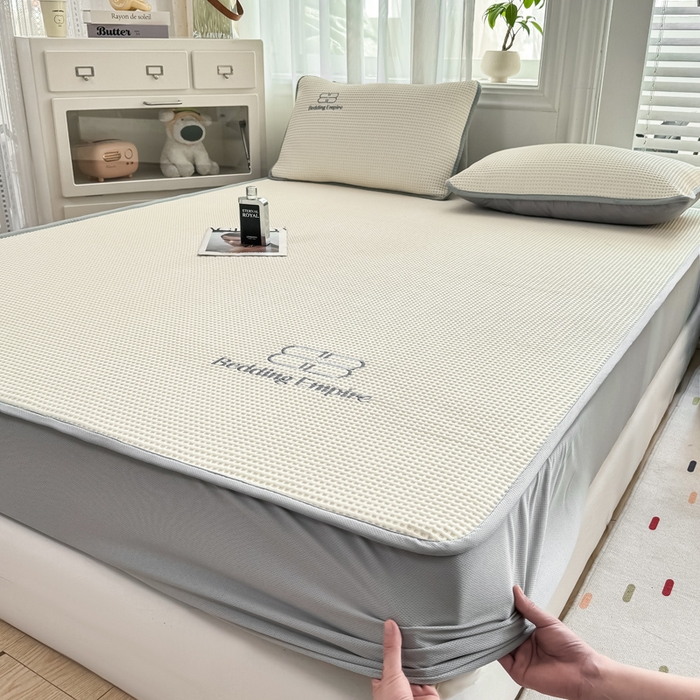 91家纺网 家纺一手货源 找家纺 2025年新款乙纶华夫格刺绣熊猫漫野冰豆豆系列 珍珠白-床笠款