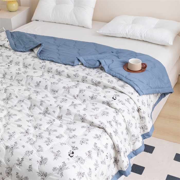 91家纺网 家纺一手货源 找家纺 梵心家纺 2025新款直播热款印花夏凉被空调被被子被芯水洗棉夏被 熊猫物语