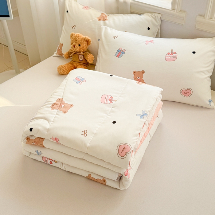 91家纺网 家纺一手货源 找家纺 慕尚家纺 2025新款水洗棉花边工艺羽丝棉卡通系列夏被 甜品小熊